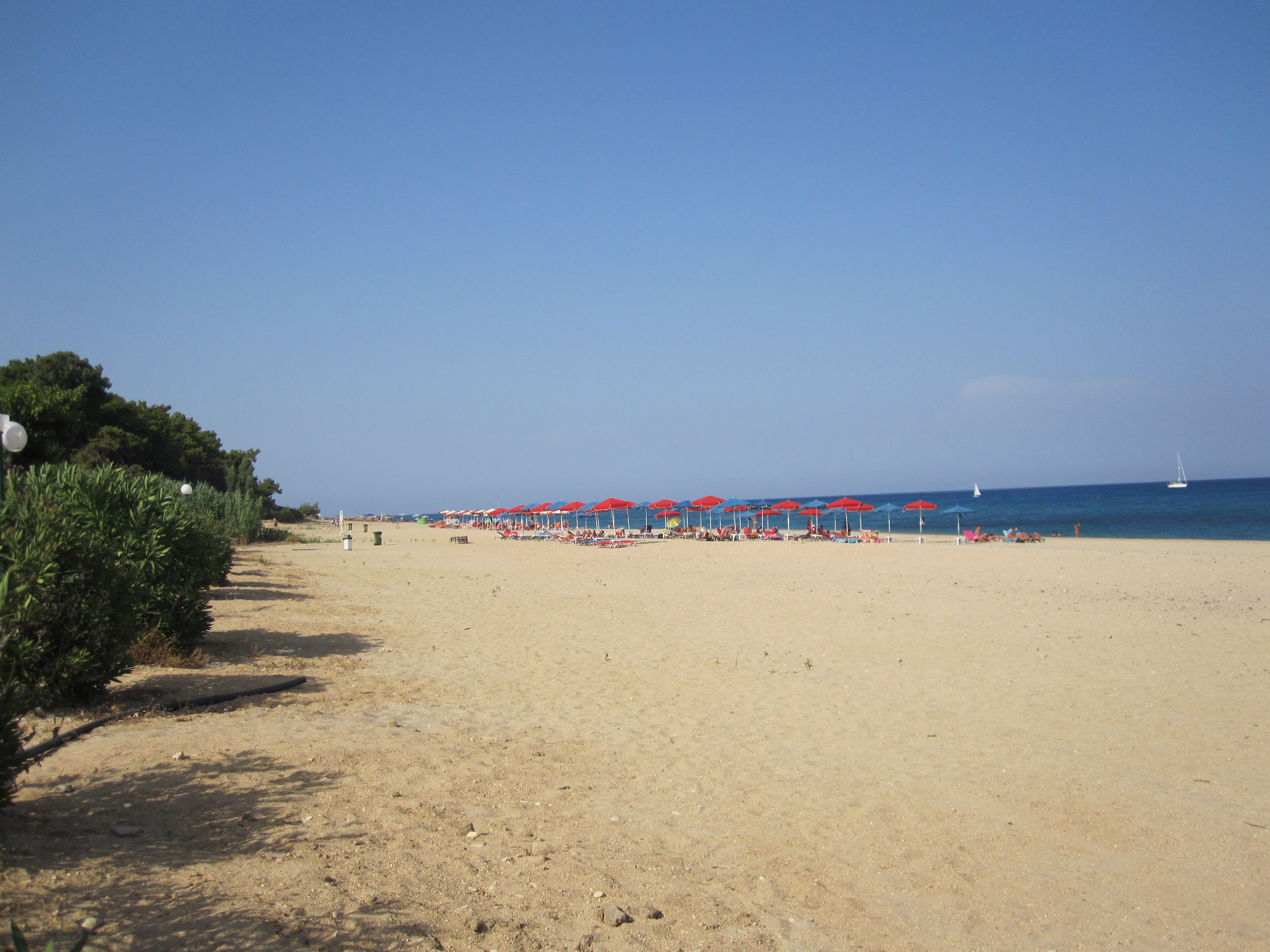 Skala Beach in Kefalonia, featuring a mixed shoreline with calm water conditions, certified with Blue Flag status for environmental quality