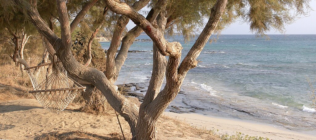 Kastraki Beach in Naxos, featuring a sandy shoreline with moderate water conditions