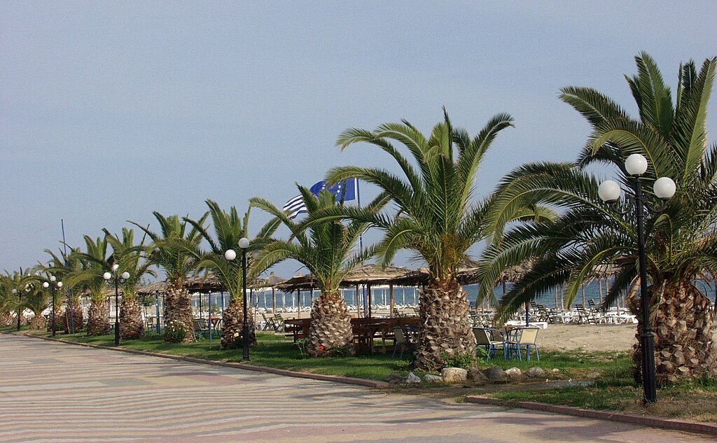 Flogita Beach in Chalkidiki, featuring a sandy shoreline with calm water conditions, certified with Blue Flag status for environmental quality