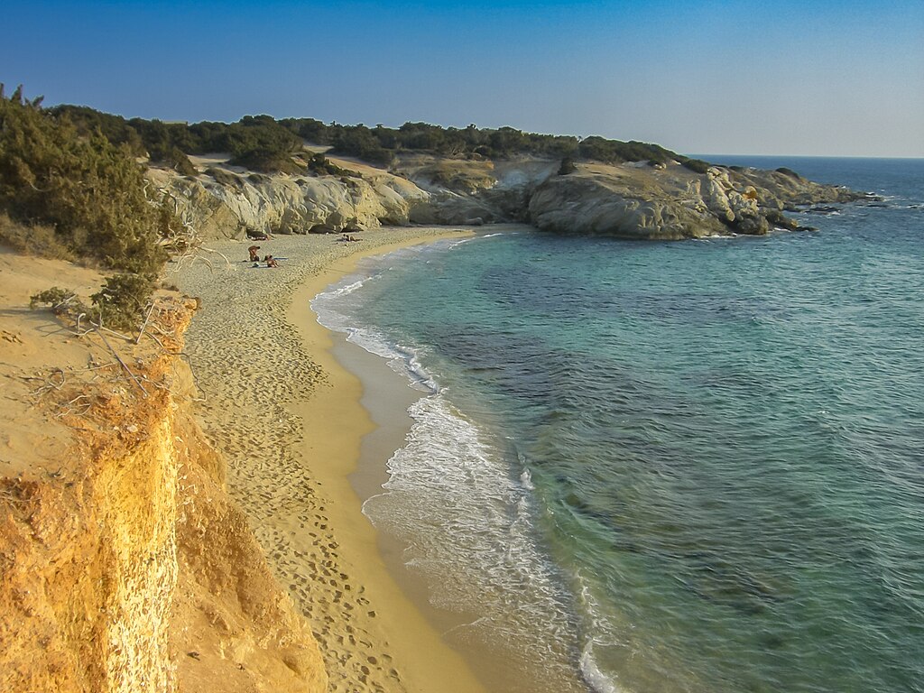 Alyko Beach in Naxos, featuring a sandy shoreline with moderate water conditions