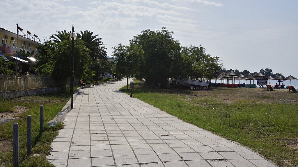 Gerakini Beach in Chalkidiki, featuring a sandy shoreline with calm water conditions, certified with Blue Flag status for environmental quality